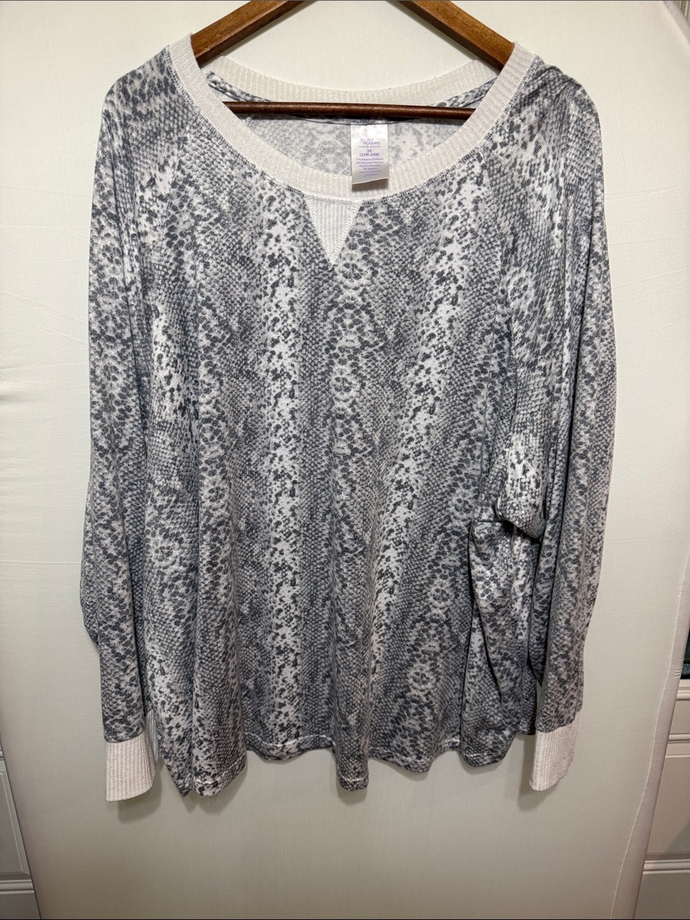 Secret Treasures Gray Snake-Print Lightweight Pullover with Cream Trim
